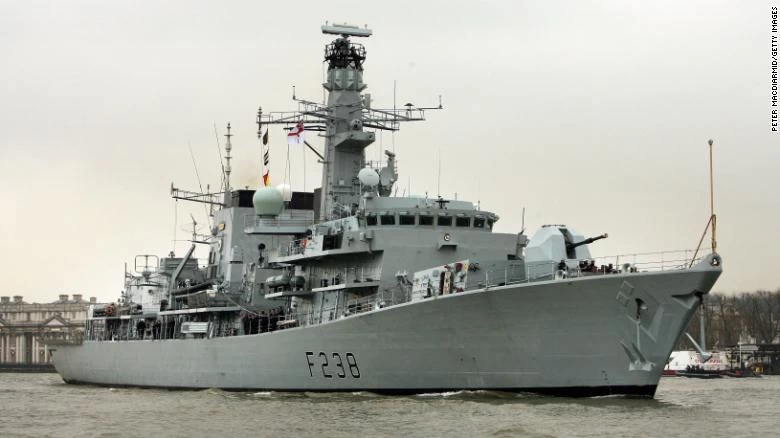 HMS Northumberland: Η στιγμή που η βρετανική φρεγάτα «χτυπά» ρωσικό υποβρύχιο